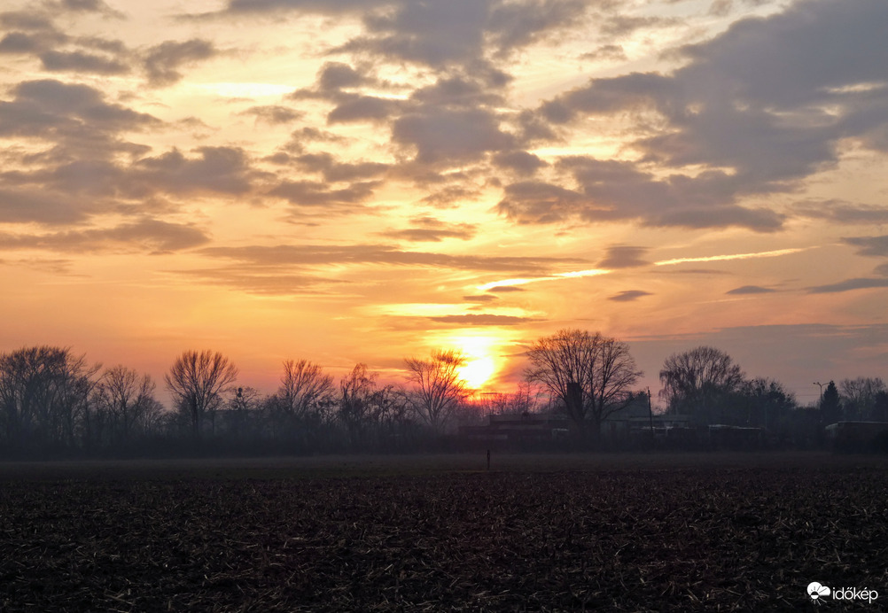 Beledi naplemente párás időben ⛅