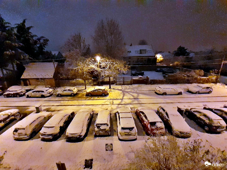 Hajnalban még havazott, de délután már sütni fog a nap.