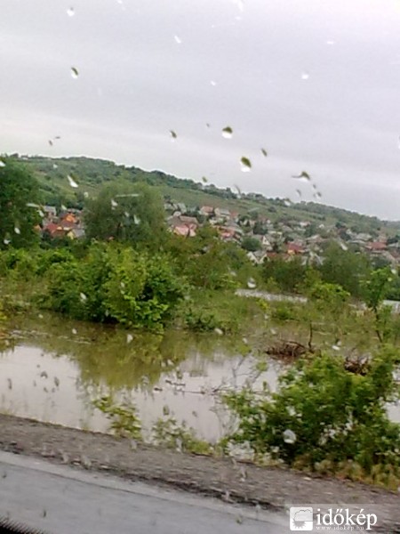 Árvíz Szerencs mellett a 37-ről