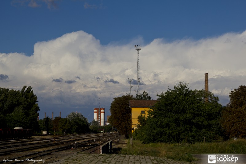 Távoli zivatarfelhők a várostól keletre