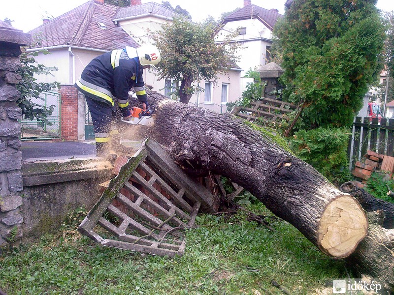 Munkában a tűzoltók