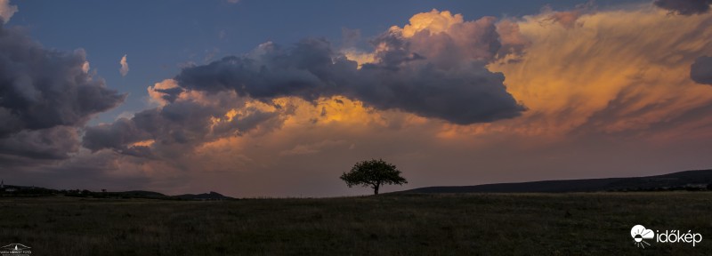 Cella panorámakép naplementével 