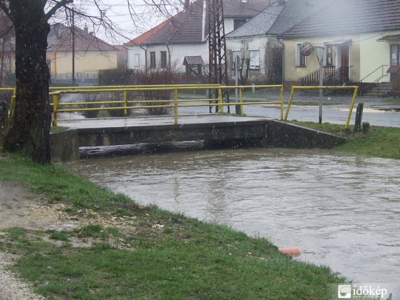 A Kürtös patak tovább árad