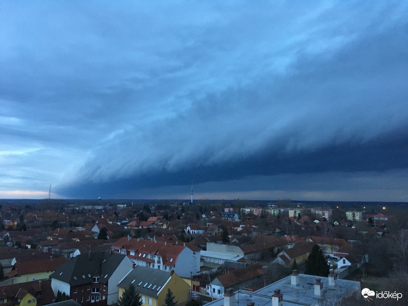 Peremfelhő nyitja a hetet