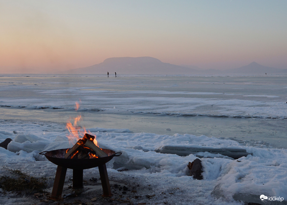 Korcsolyázók a Balatonon