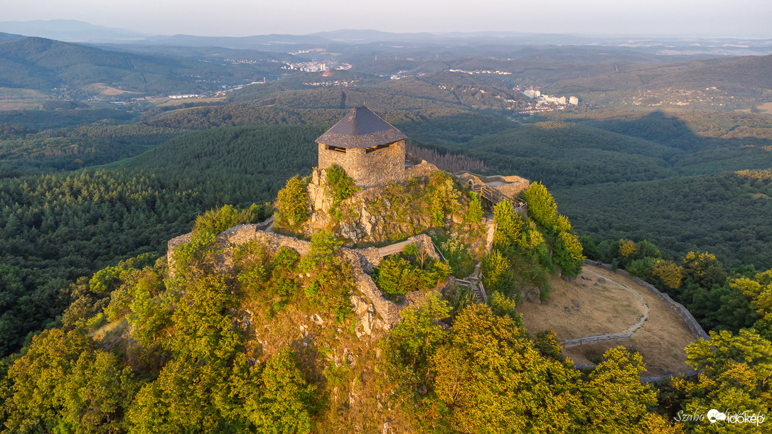 Napkelte Salgó váránál