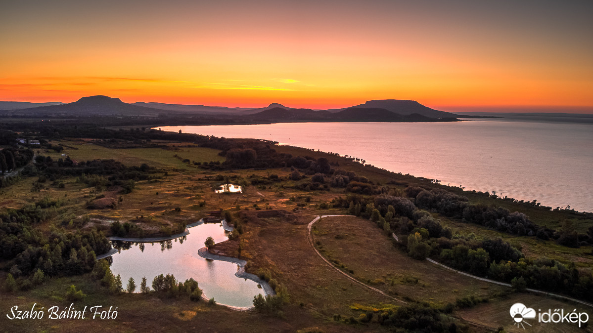 Napkelte a Balatonnál