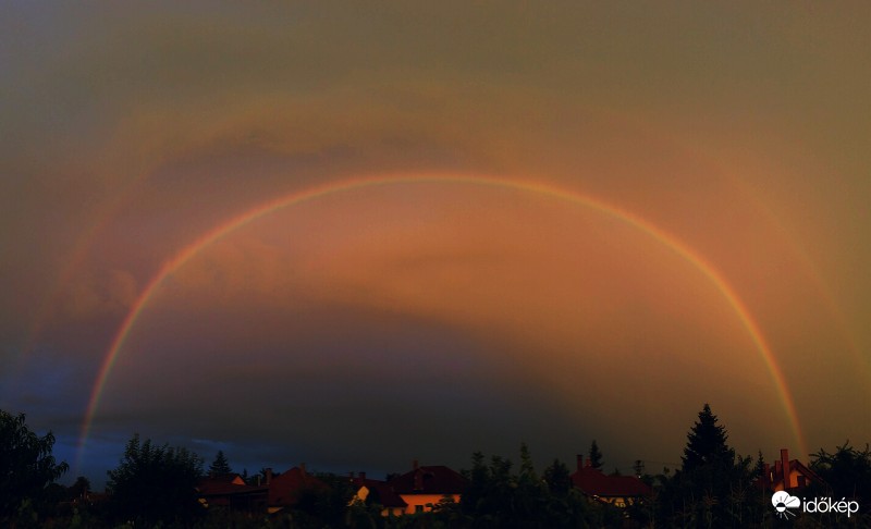 Naplemente fényében tündöklő szivárvány :)