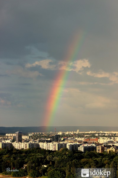 Szivárvány a város felett