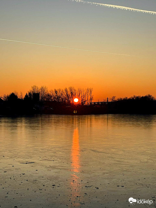 Az év utolsó vasárnapja. Napnyugta.