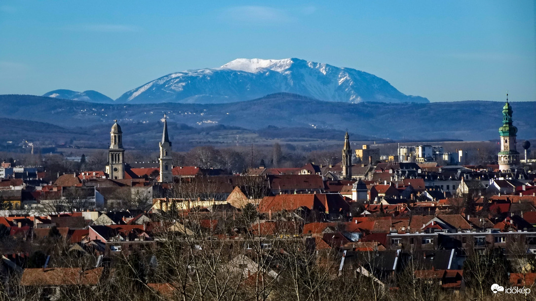 A Schneeberg látványa ma Sopron felett