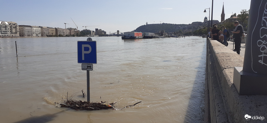 Parkolni tilos és életveszélyes!