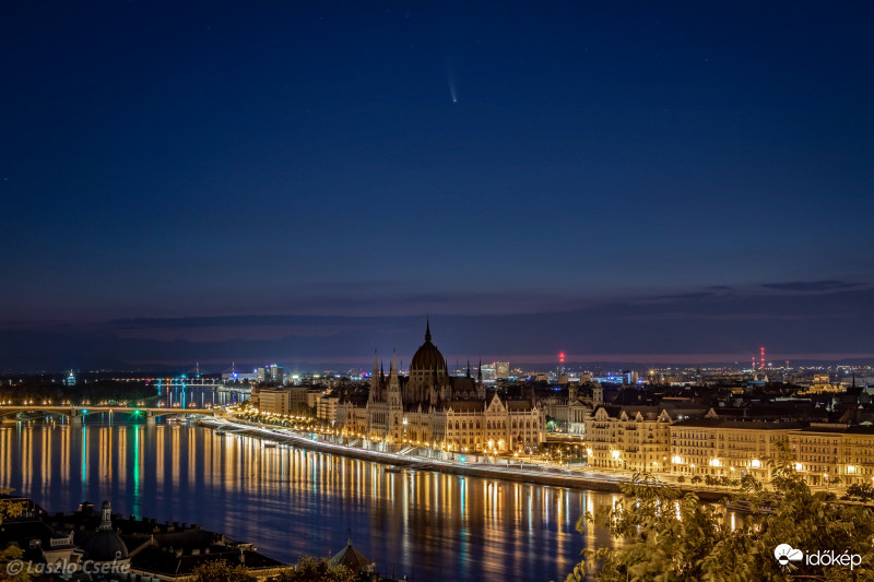 NEOWISE üstökös Budapest felett