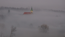 Ködtengerből kikandikáló templom.