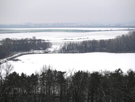 Naplás-tó befagyva, hóval borítva