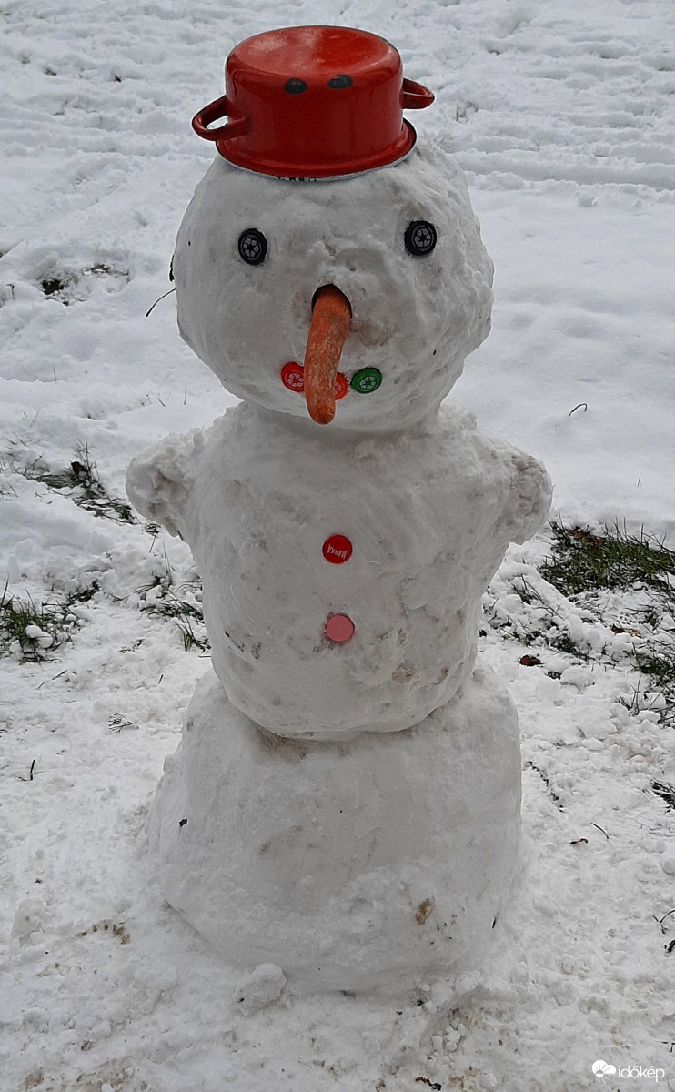 Hóember Úrfi Anyukámék háza előtt (csak úgy összeakadtunk...) :))