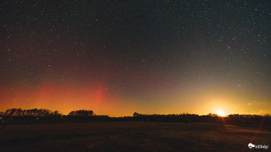 Aurora borealis fénye mellett kelt fel a Hold