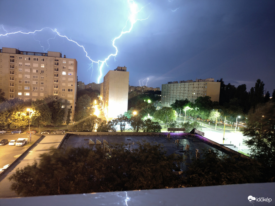 Villámfényes júniusi éjszaka 