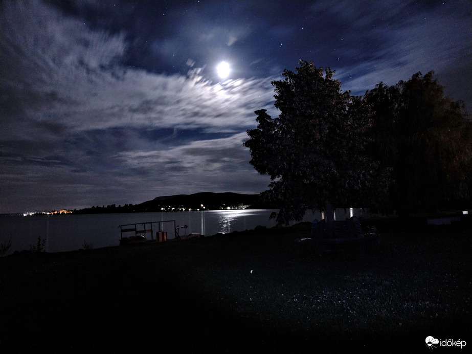 Holdfényes éjjel a Balaton partján 