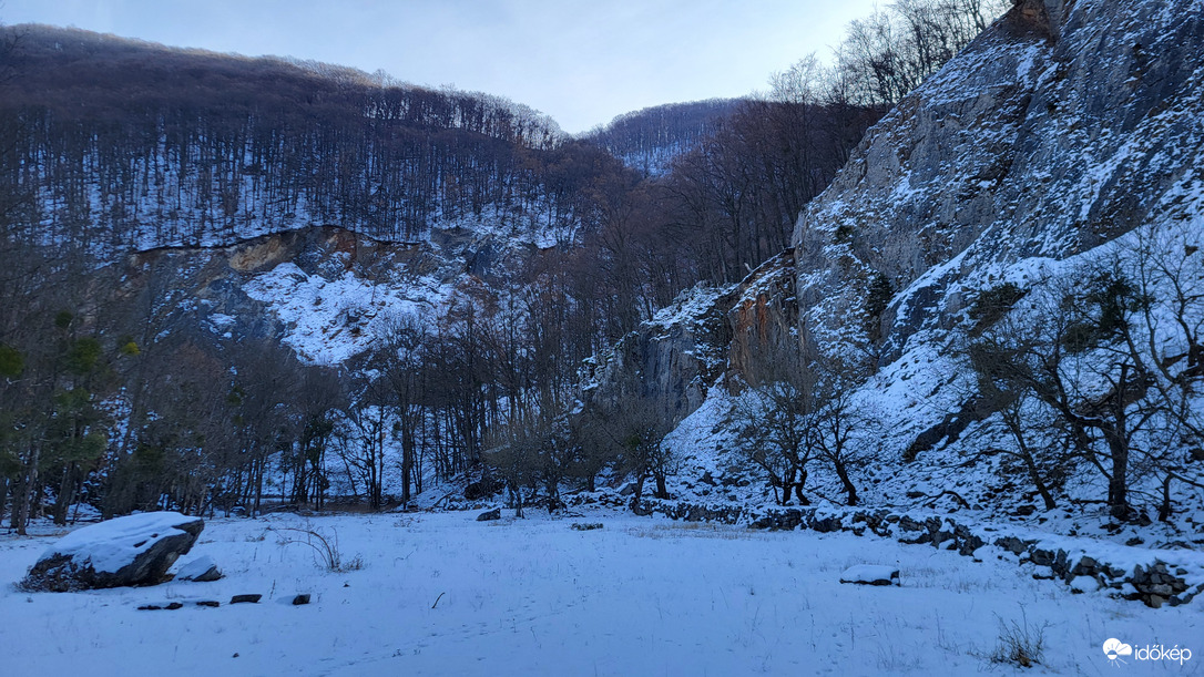 A felhagyott kőbánya két udvara