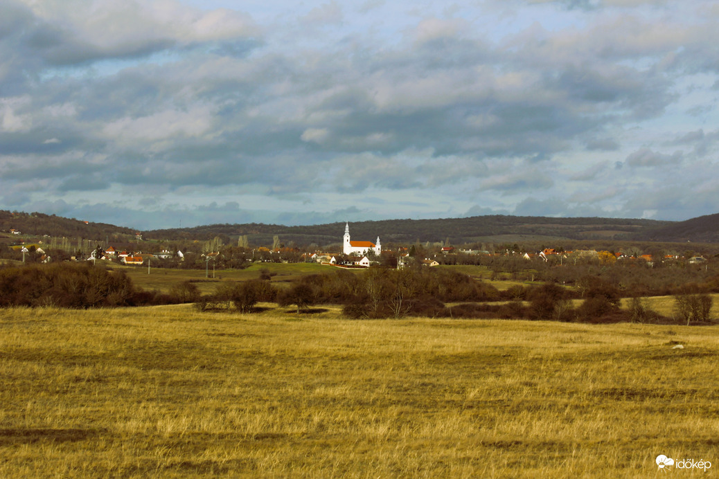 Távolban Köveskál