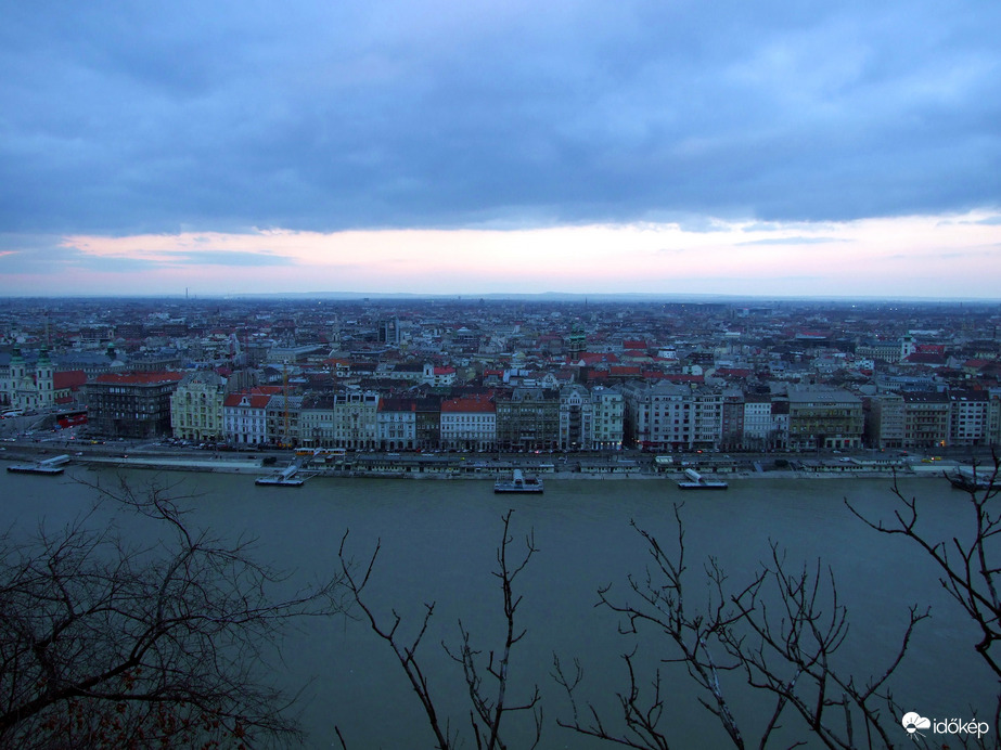 Uralkodik a szürkeség