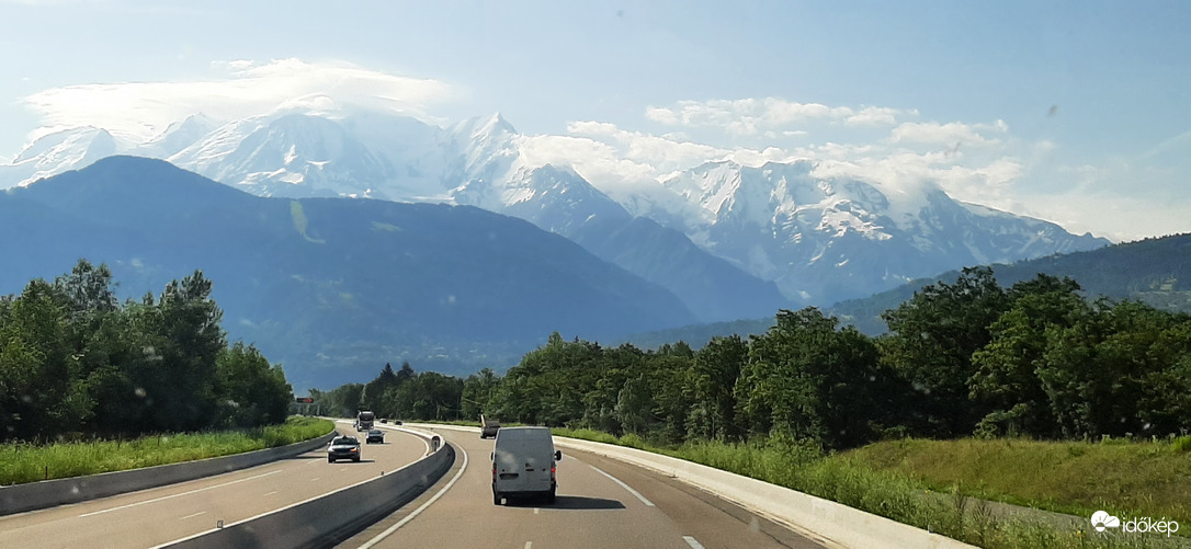 Mont Blanc csúcsa felhőkben.