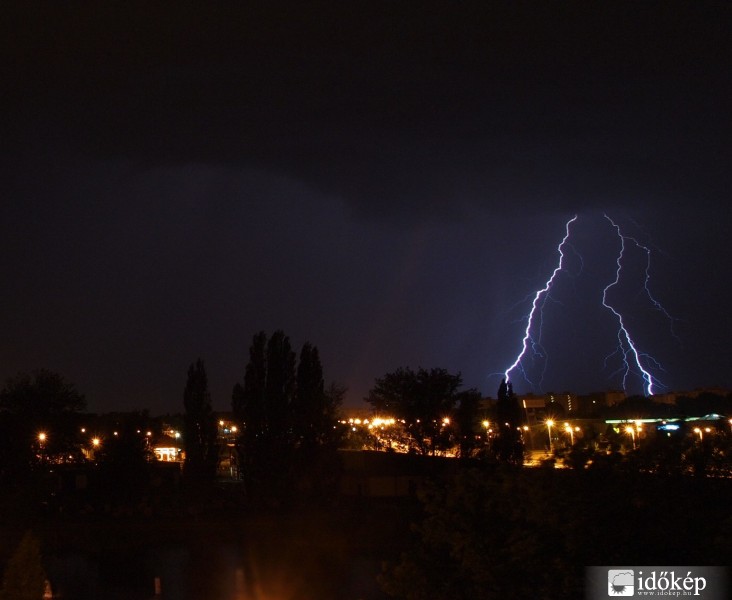 Éjjeli zivatar fényei, Győr