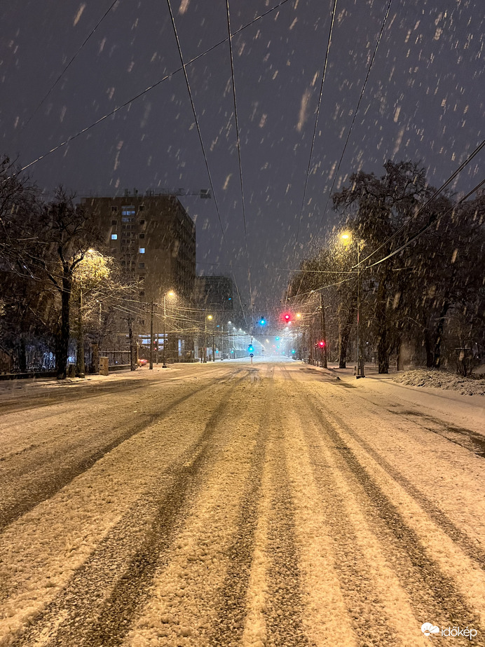 Budapesti éjszakai hóesés