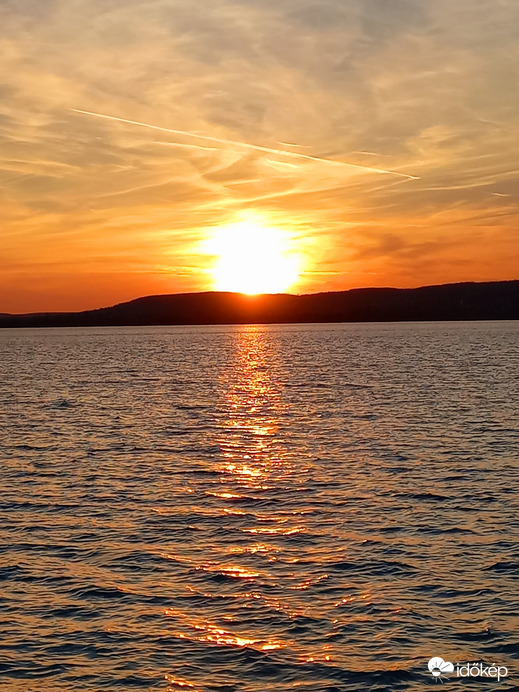 Naplemente a Balatonon vitorlásról