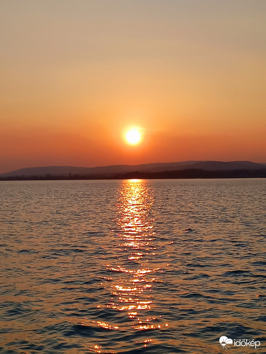 Csodás naplemente a Balatonról