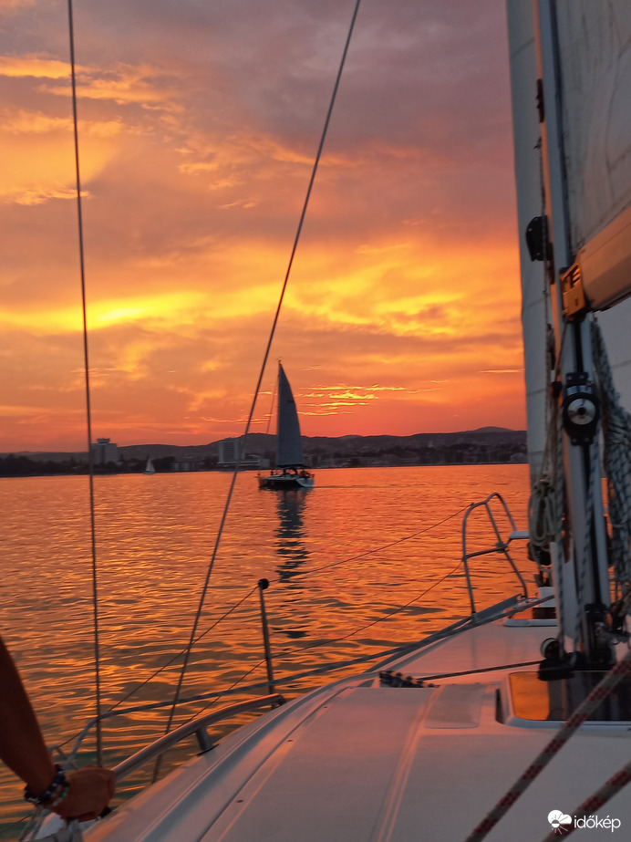 Naplemente a Balatonon vitorlásról