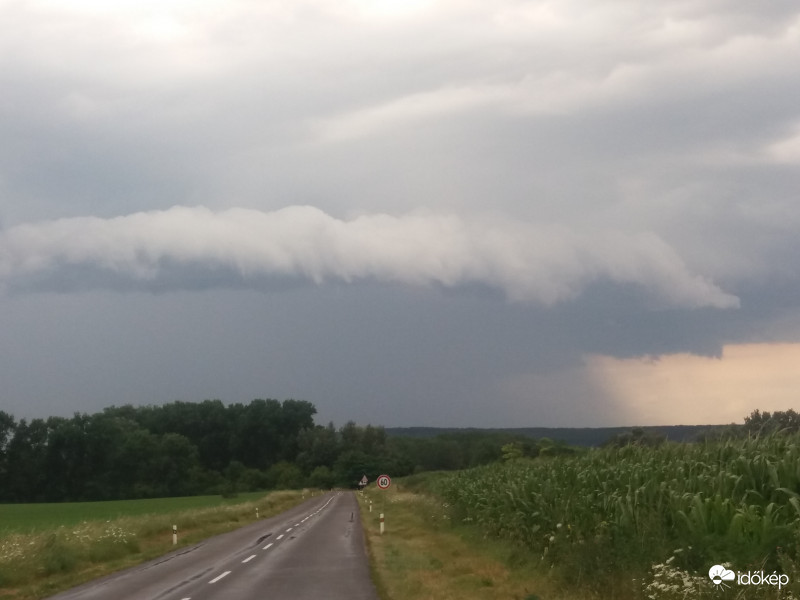 Peremfelhő Búcstól északra