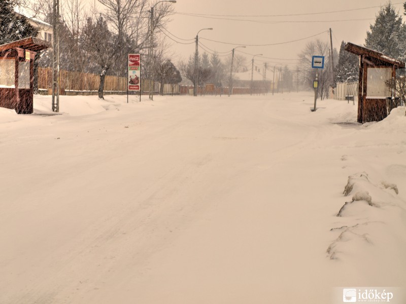 10-cm körül a friss hó!