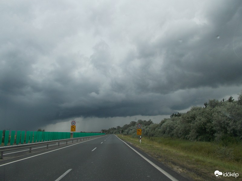 a 8 út felett délután 13 óra körül Csór és Székesfehérvár között.