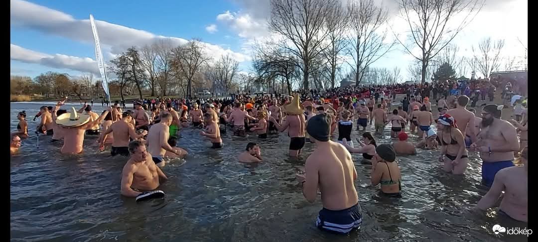 Újévi jeges fürdőzés Tiszafüreden