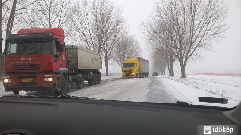 Elakadt kamionok a Balatonszentgyörgyi emelkedőn