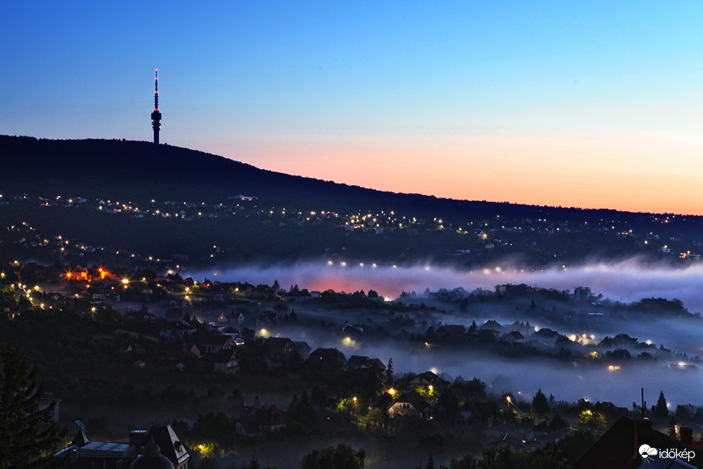 Hajnali ködös Pécs