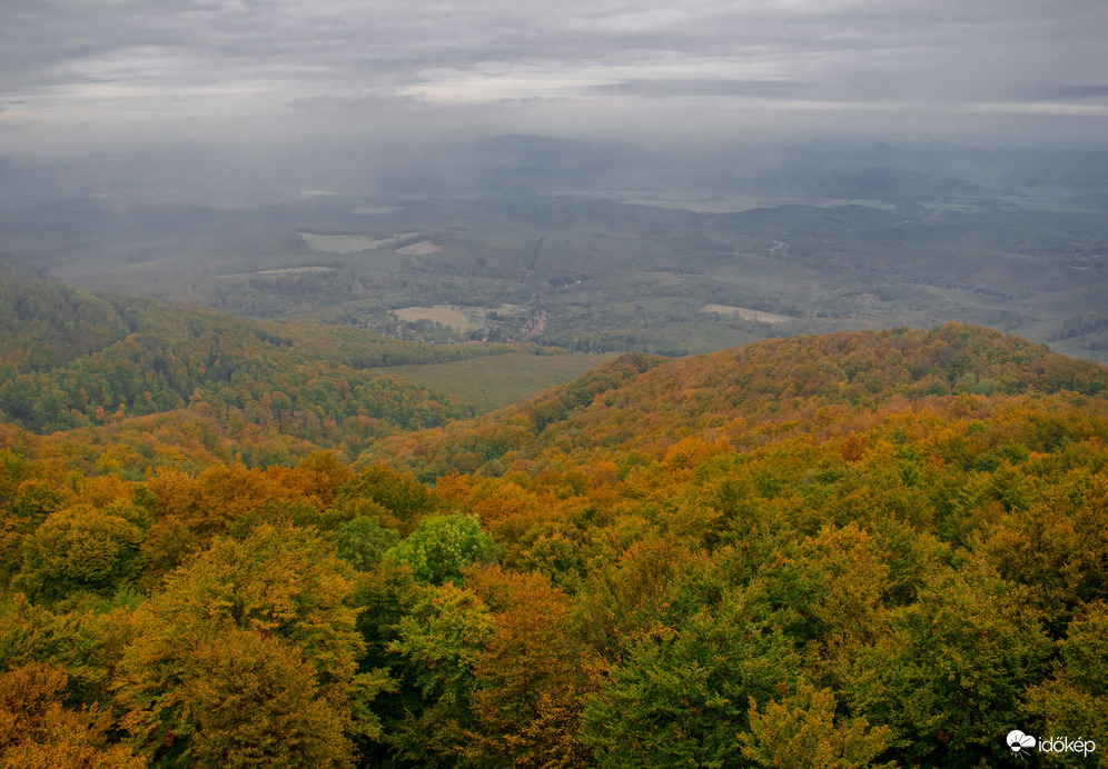 Felhőben a Galya-kilátó