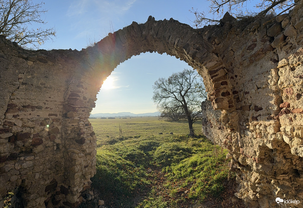 Napsütésben a sóstókáli templomrom