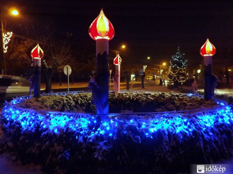 Jászapáti város Adventi koszorúját is belepte a hó