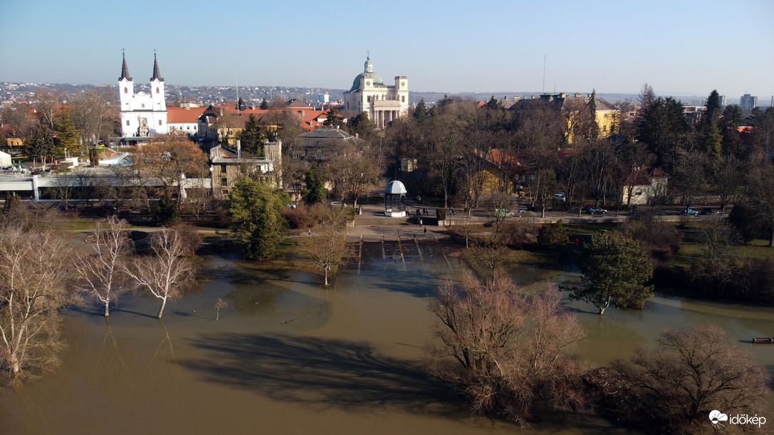 Tetőzés Vácnál