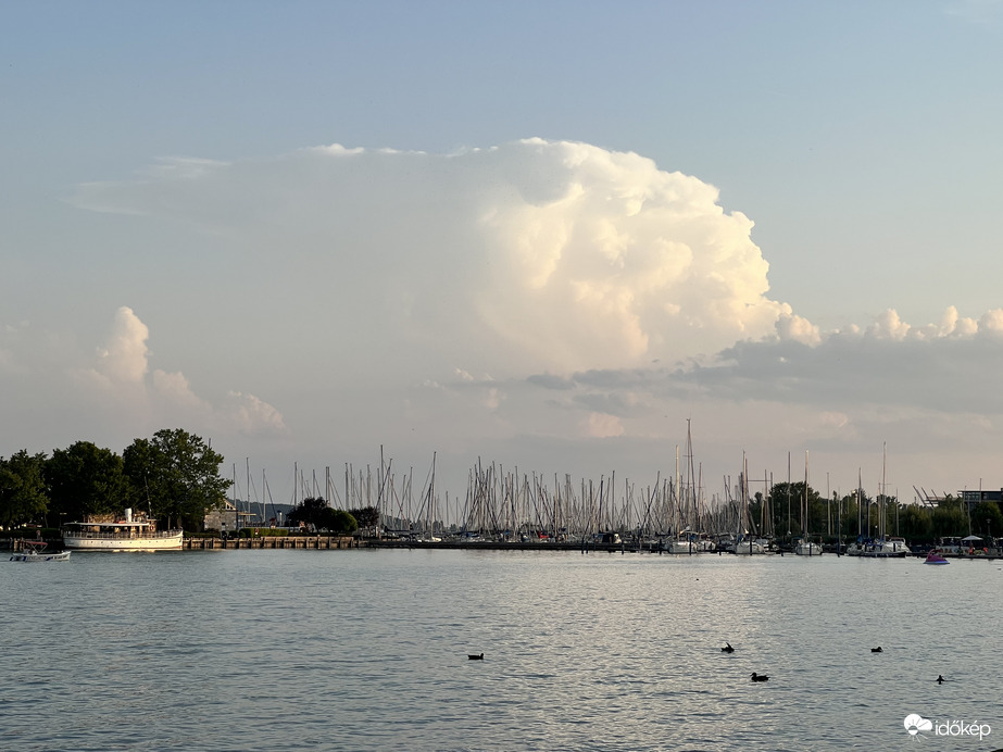 Balatonfüredről az Alpok felett levő zivatar koronafelhője