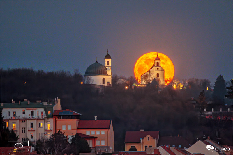 Szuperhold.../ Pécs