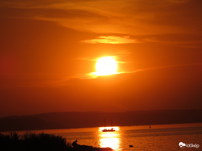 Mai naplemente a Balatonnál.