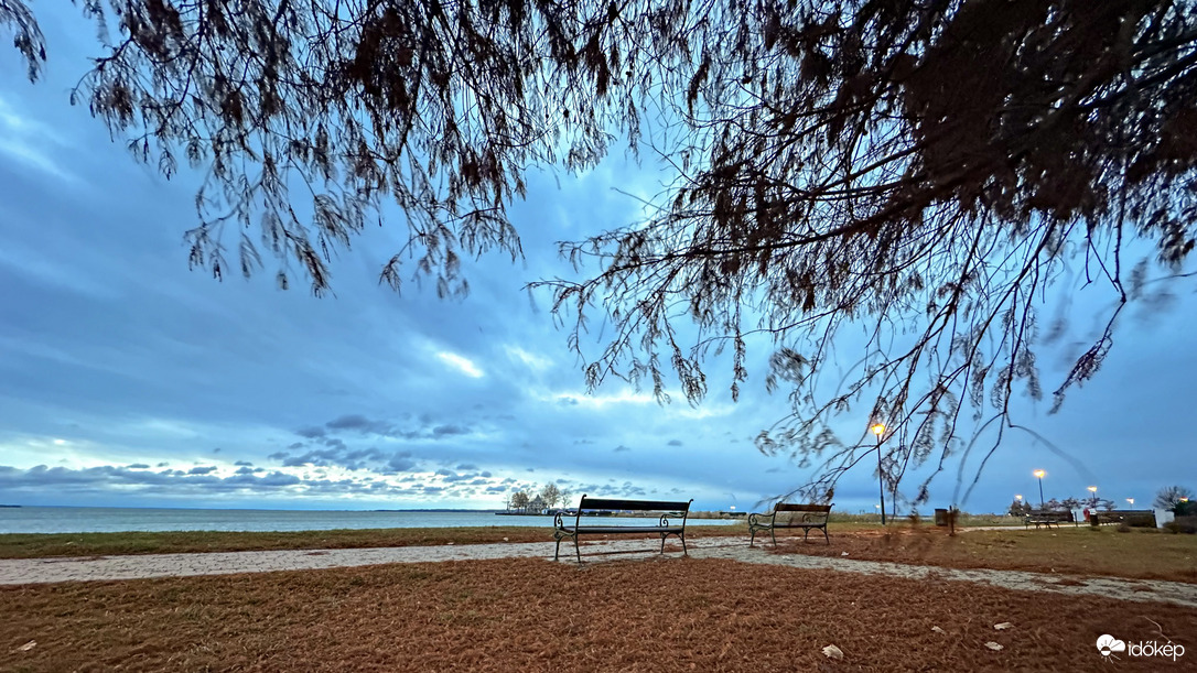 Vörös szőnyeg vezet a Balatonhoz