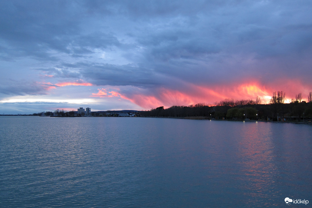 Tüzet rakott a felhőben... Balatonfüred