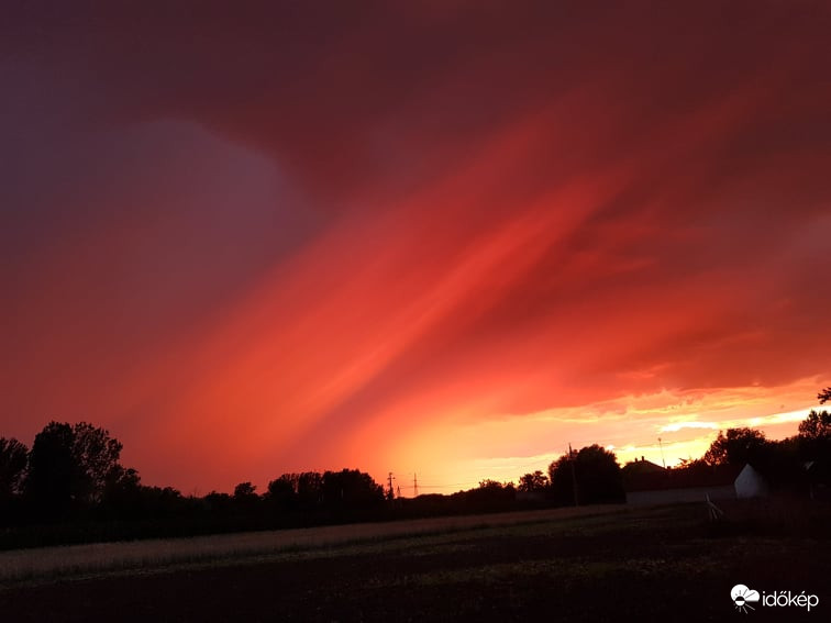 Vihar előtti naplemente Domaszéken