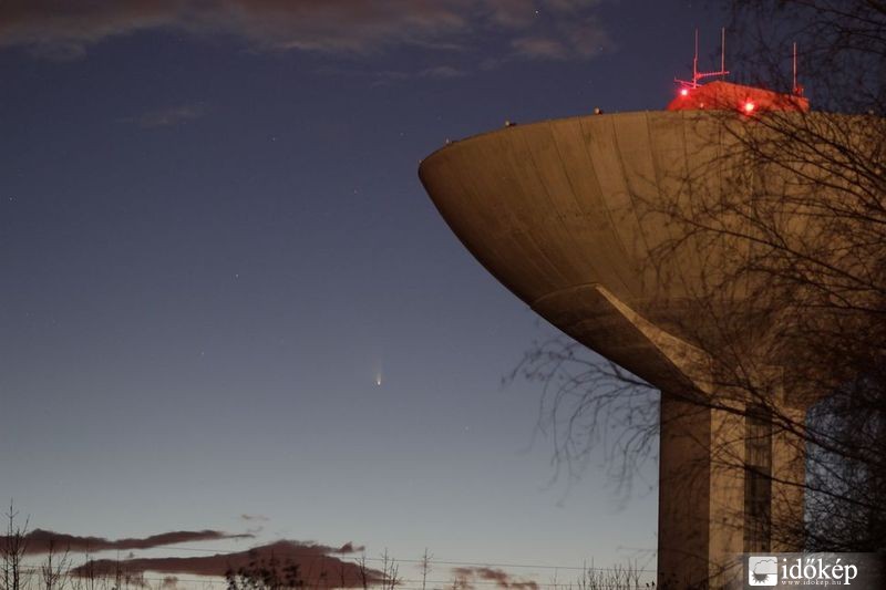 PanStarrs a víztoronnyal (Tétényi-fennsík)