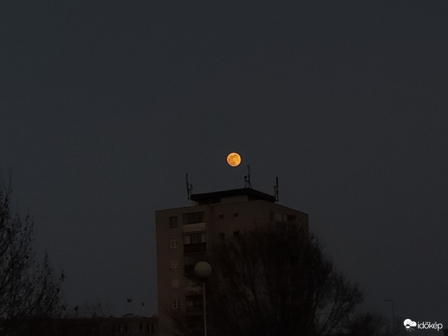 Felkelő telihold a panelház tetején